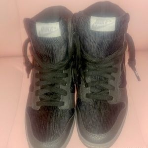 Nike Swoosh black on black